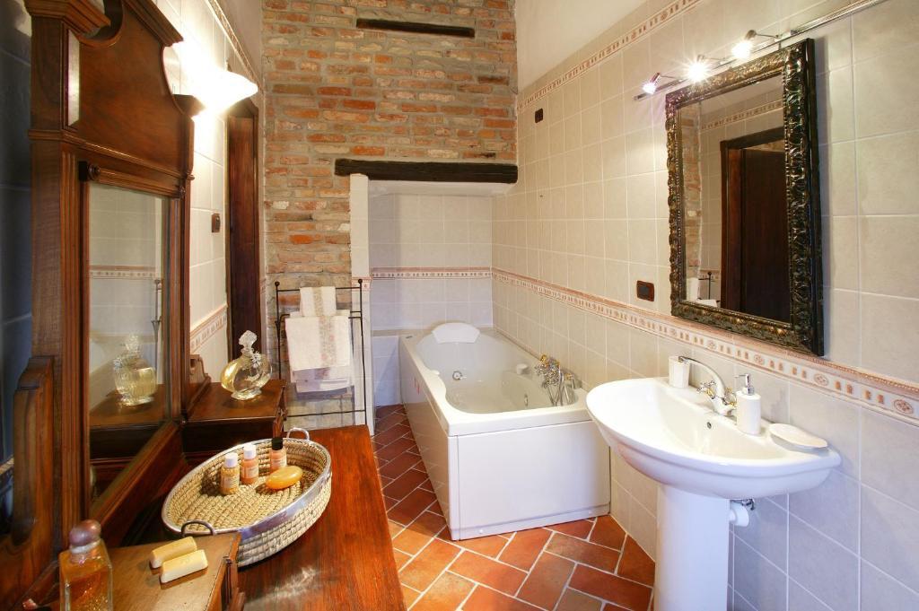 Castel Rocchero La Maraglianaアパートホテル 部屋 写真