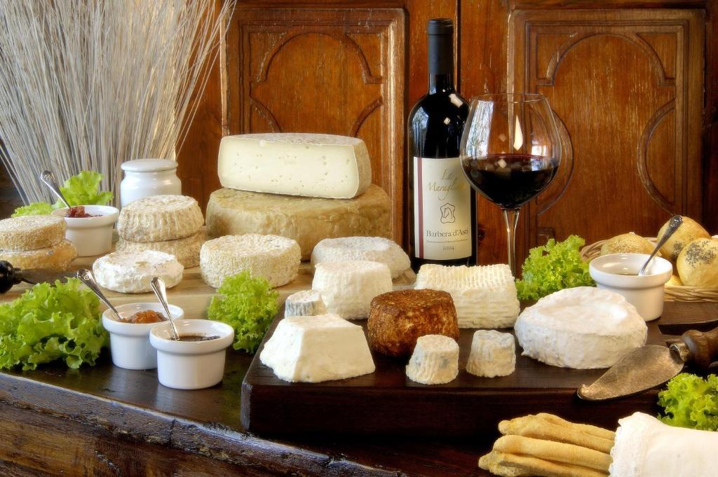 Castel Rocchero La Maraglianaアパートホテル エクステリア 写真